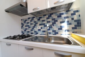 Frigorifero, microonde, forno, piano cottura