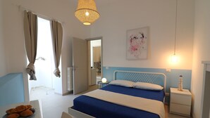 A bedroom with a bed, bedside table, and a lamp. - Charming Holiday Apartment "Casa Vacanze Aura" with Air Conditioning (Otranto)