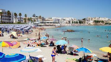 Una spiaggia nelle vicinanze