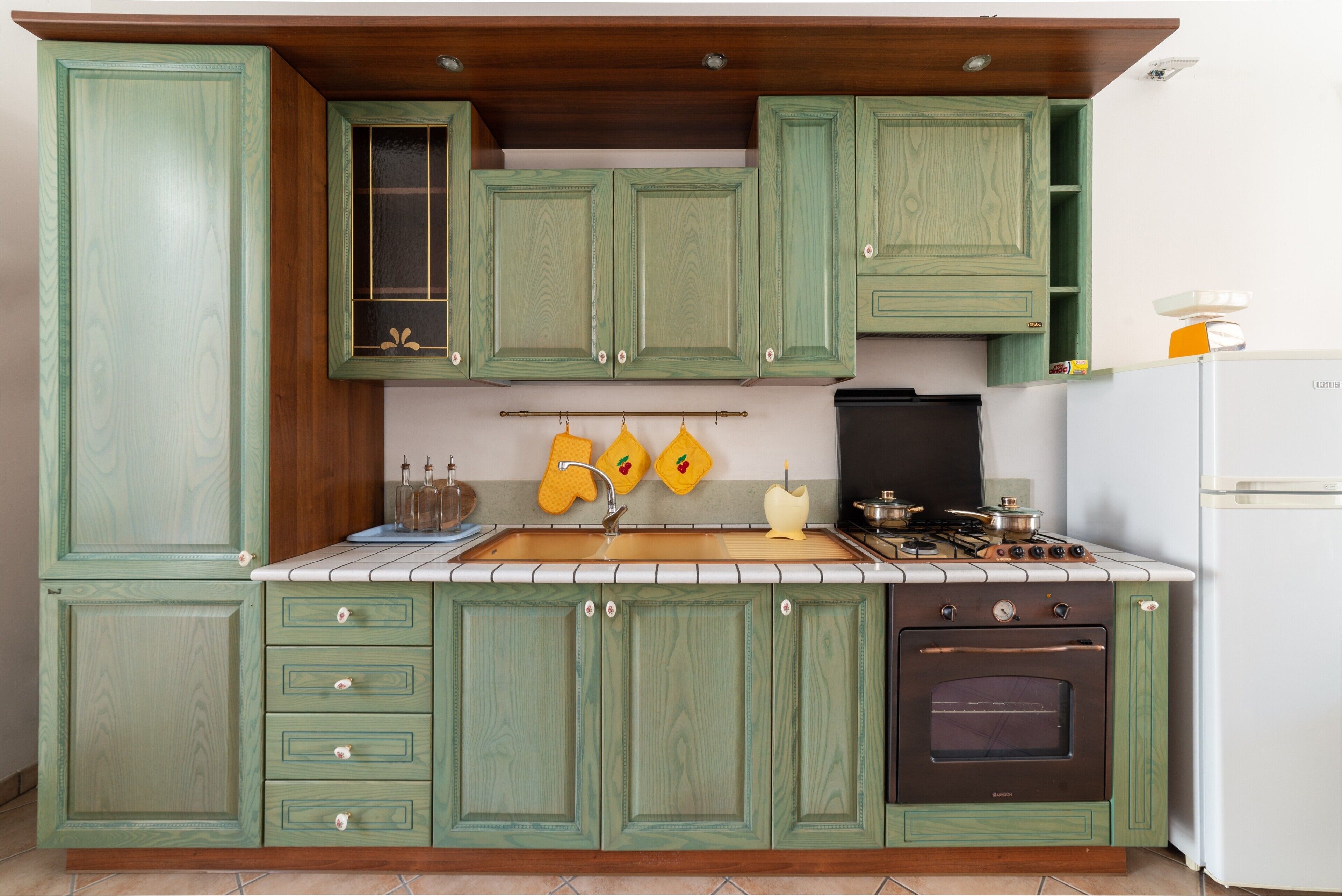 Frigorifero, microonde, forno, piano cottura