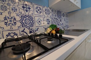 Frigorifero, forno, piano cottura, seggiolone