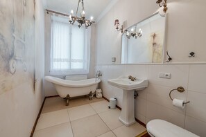 Comfort Double Room | Bathroom | Free toiletries, hair dryer, towels, soap