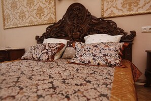 Deluxe Apartment | Desk, laptop workspace, iron/ironing board, free WiFi - Leon Rooms (Tbilisi)