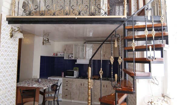 Deluxe Apartment | Private kitchen - Leon Rooms (Tbilisi)