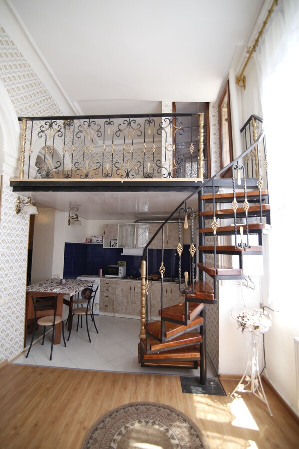 Deluxe Apartment | Private kitchen | Full-sized fridge, cookware/dishes/utensils - Leon Rooms (Tbilisi)