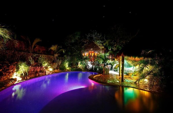 Una piscina al aire libre