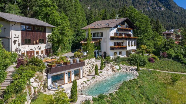 A mountain resort with a pool, multiple-story buildings, and lush greenery. - Apartment 'Baumannhof Hasental - Adults Only' with Mountain View, Shared Garden and Wi-Fi (Gfrill/Tisens bei Lana)