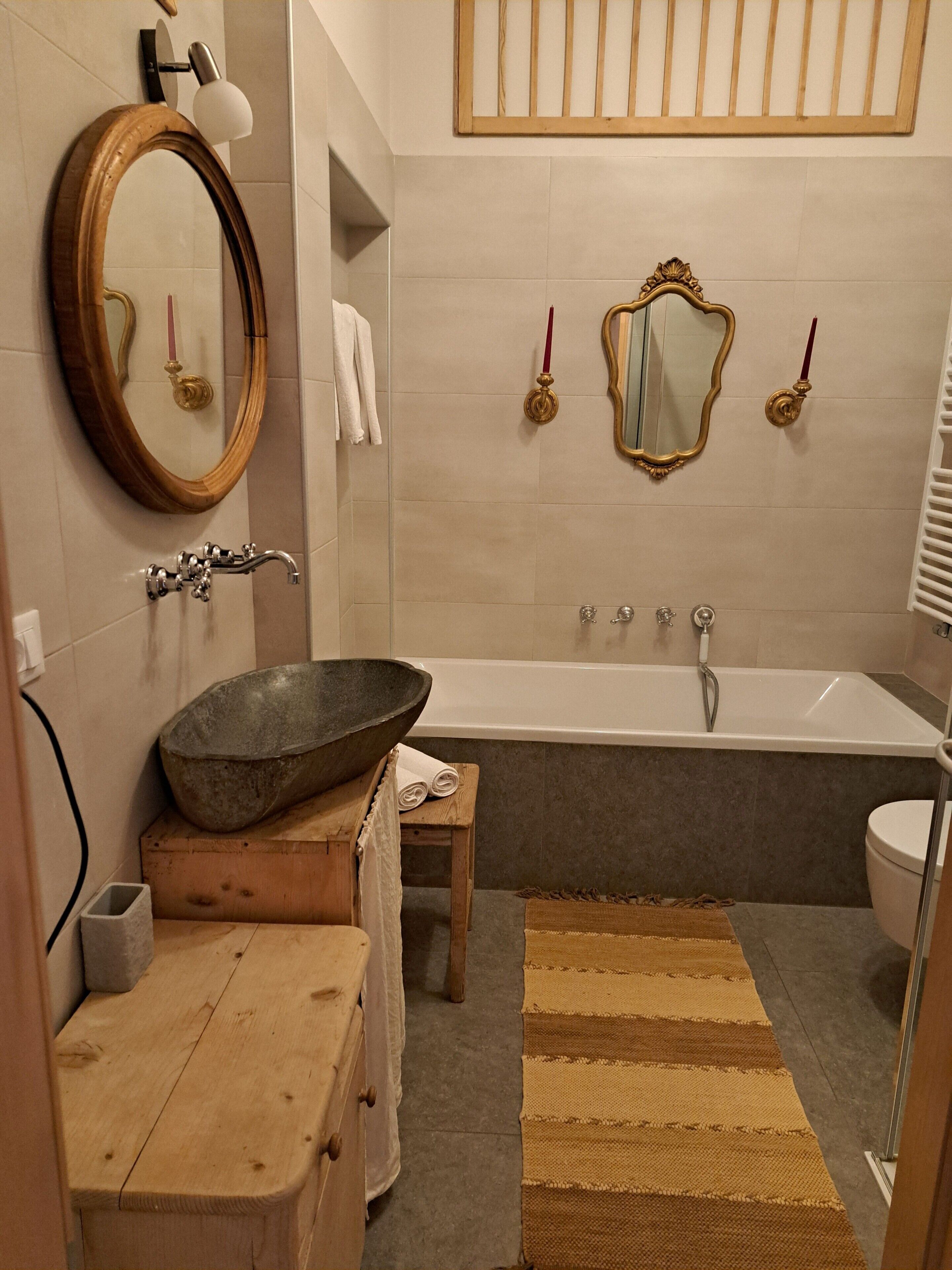 Douche, sèche-cheveux, serviettes fournies