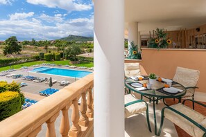 Outdoor dining - Serendipia Resort Apartment with Mountain View (Cala Bona)