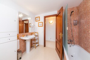Bathtub, hair dryer, towels - Serendipia Resort Apartment with Mountain View (Cala Bona)