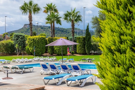 Pool. Serendipia Resort Apartment with Mountain View