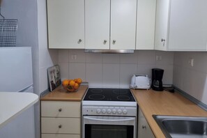 Refrigerador, horno, parrilla de estufa y tostadora