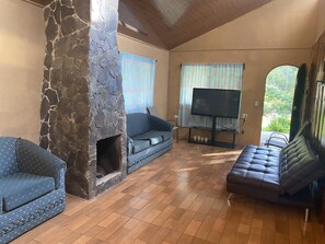 Deluxe Cabin, 2 Bedrooms | Area keluarga | Televisi LED 32-inci dengan saluran TV digital dan TV