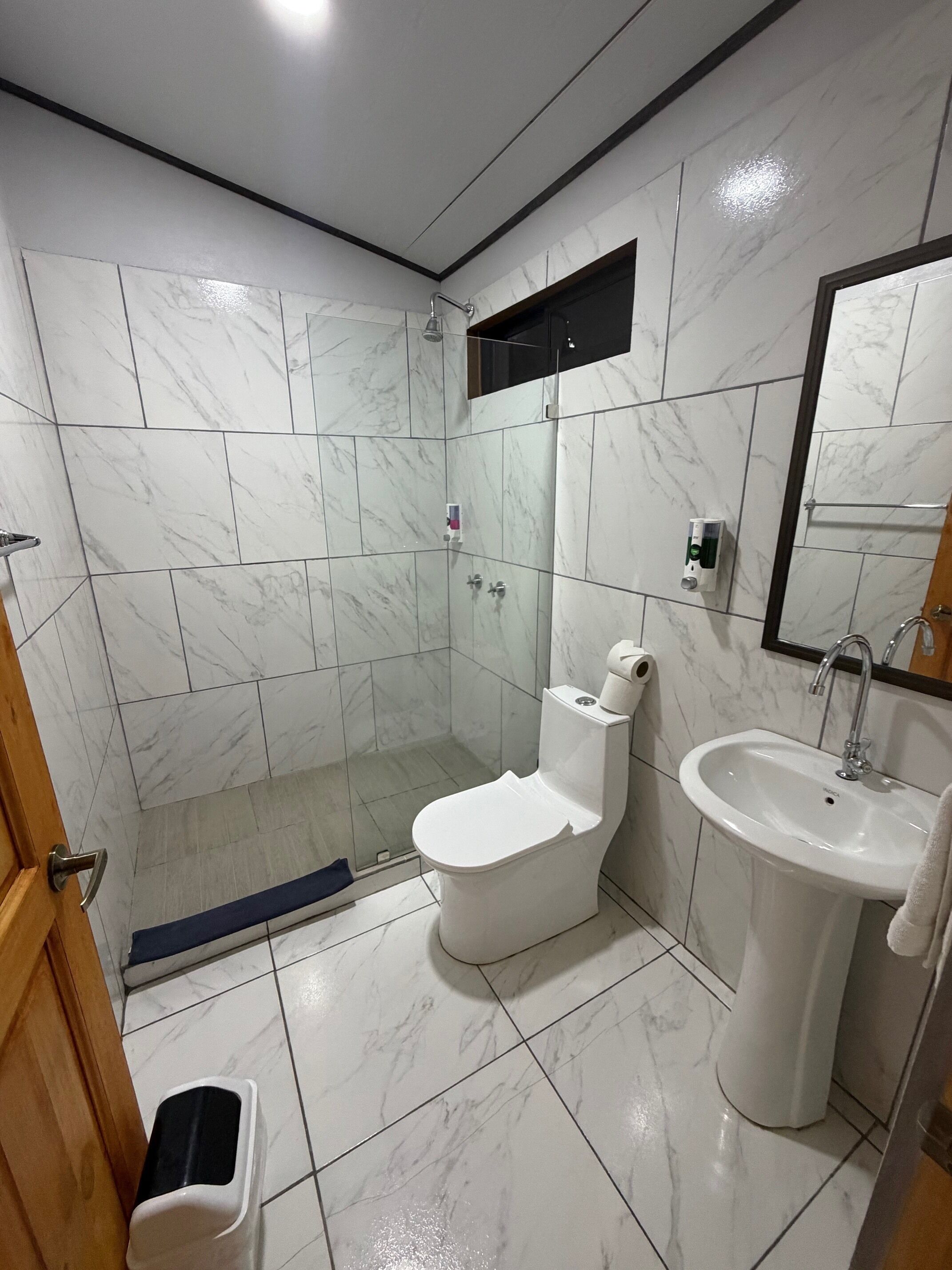 Regadera, amenidades de baño gratuitas, toallas 