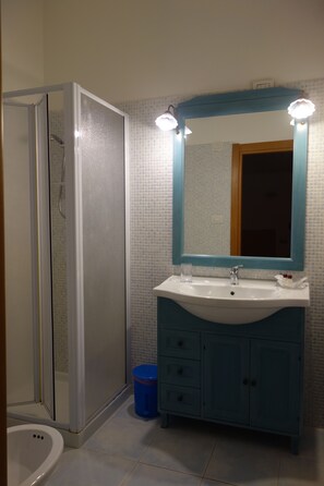 Double or Twin Room (1) | Bathroom | Shower, hair dryer, bidet, towels - The Whale B&B (Alghero)