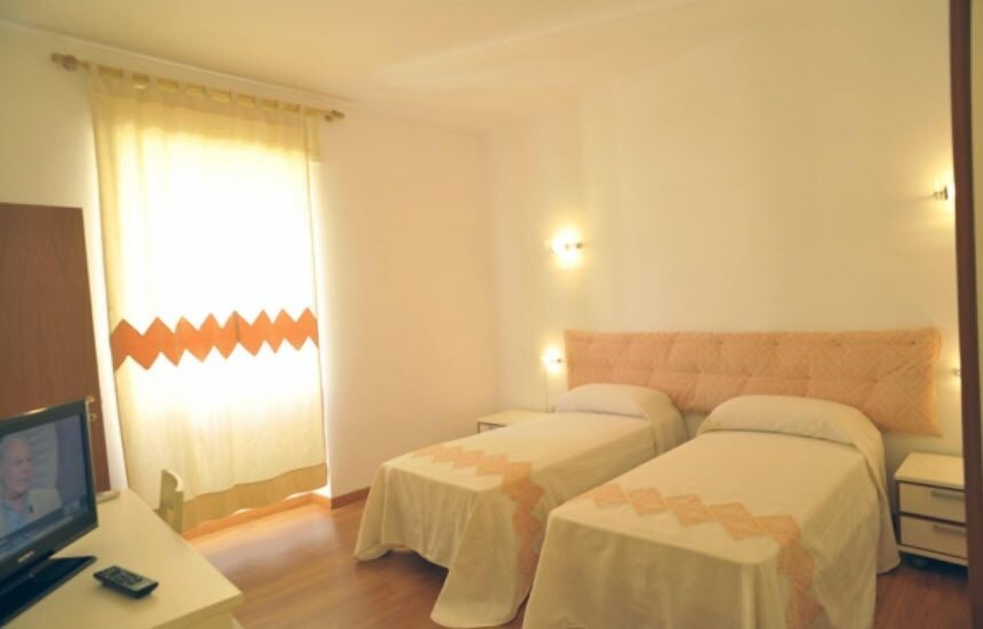 Quarto triplo (3) | Escrivaninha, Wi-Fi de cortesia