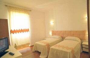 三人房 (3) | 办公桌、 免费 WiFi