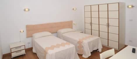 Triple Room (3) | Meja, Wi-fi percuma