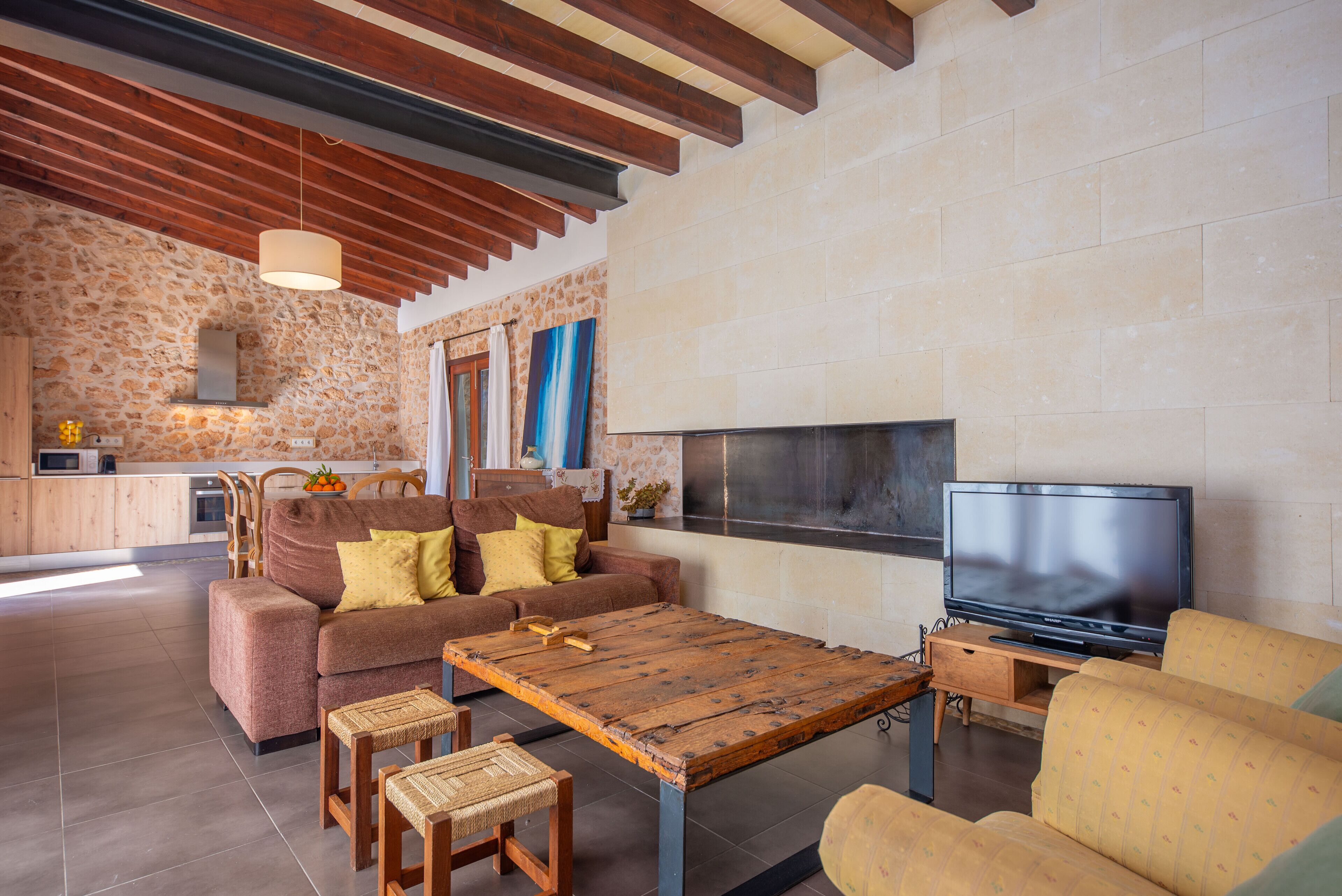 Een televisie en een open haard