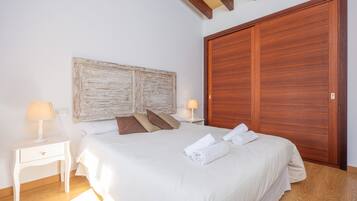 3 slaapkamers, een strijkplank/strijkijzer, gratis wifi, beddengoed