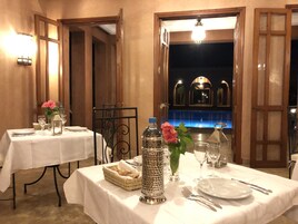 Se sirven desayunos, almuerzos y cenas; cocina local e internacional