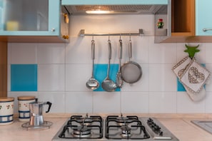 Fridge, microwave, oven, stovetop - Holiday Home "Campulongu Suite" with Sea View, Wi-Fi, Garden & Terrace (Villasimius)