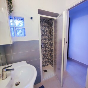 Bathtub, hair dryer, towels - Holiday Home "Campulongu Suite" with Sea View, Wi-Fi, Garden & Terrace (Villasimius)