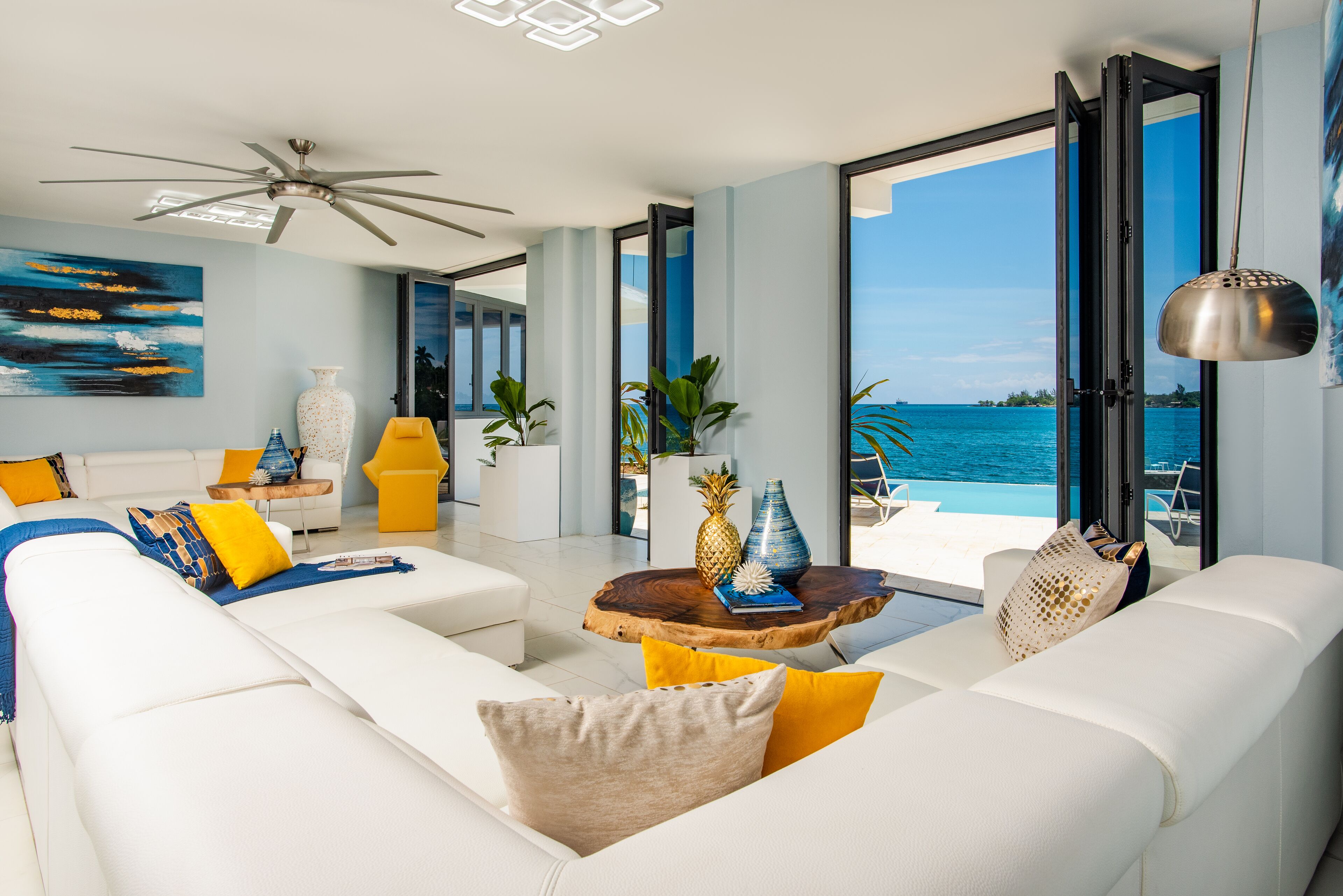 Smart-TV, bordtennis, bøker og stereoanlegg