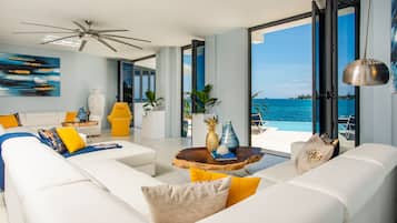 Una Smart TV, una mesa de tenis de mesa, libros, un reproductor estéreo