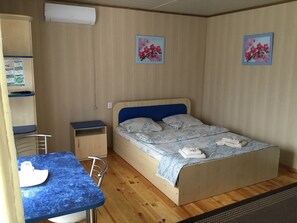 Junior Cabin | Laptop workspace, free WiFi, bed sheets