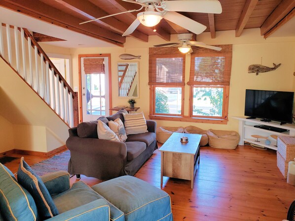 テレビ、DVD プレーヤー