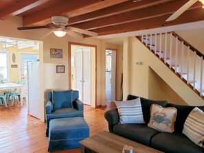 テレビ、DVD プレーヤー