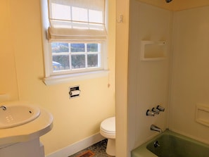 Combined shower/tub, towels