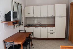 Fridge, stovetop, coffee/tea maker, cookware/dishes/utensils - Holiday Villa on the Montincello Estate (Vieste)