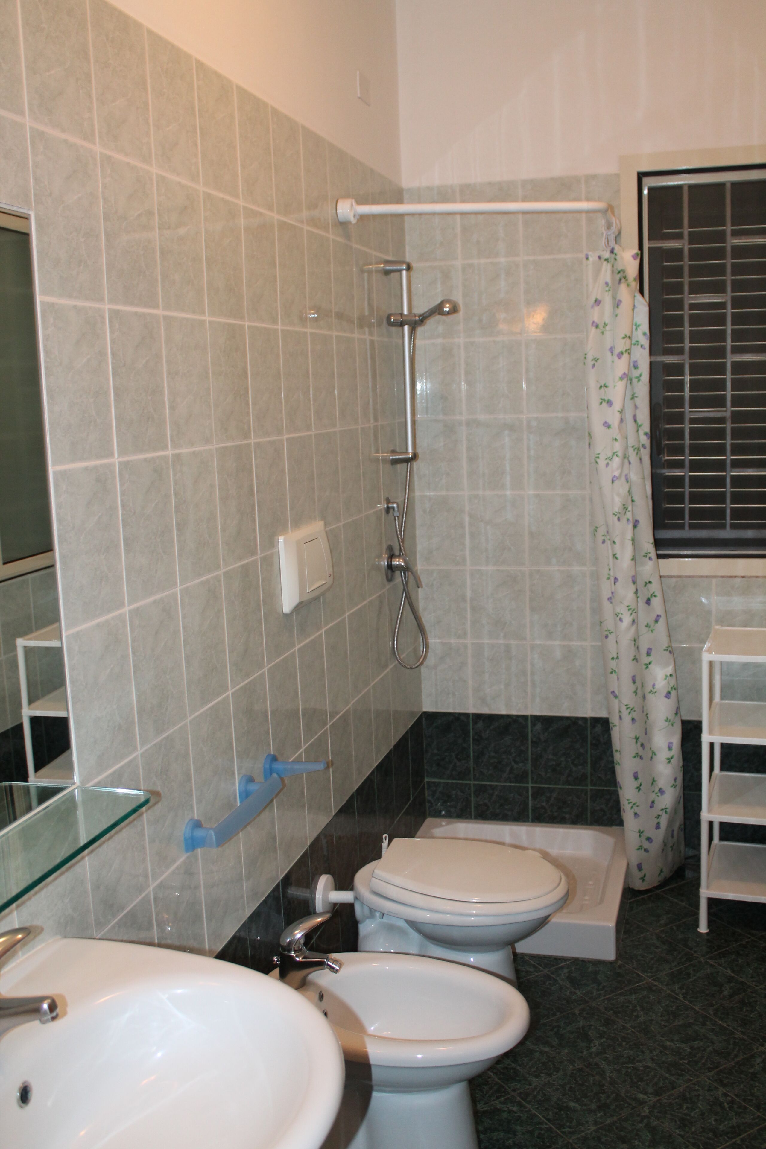 Douche, bidet, serviettes fournies