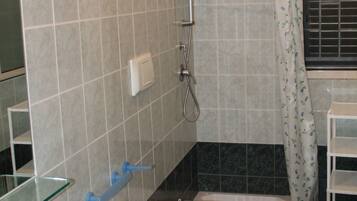 Ducha, bidet, toallas