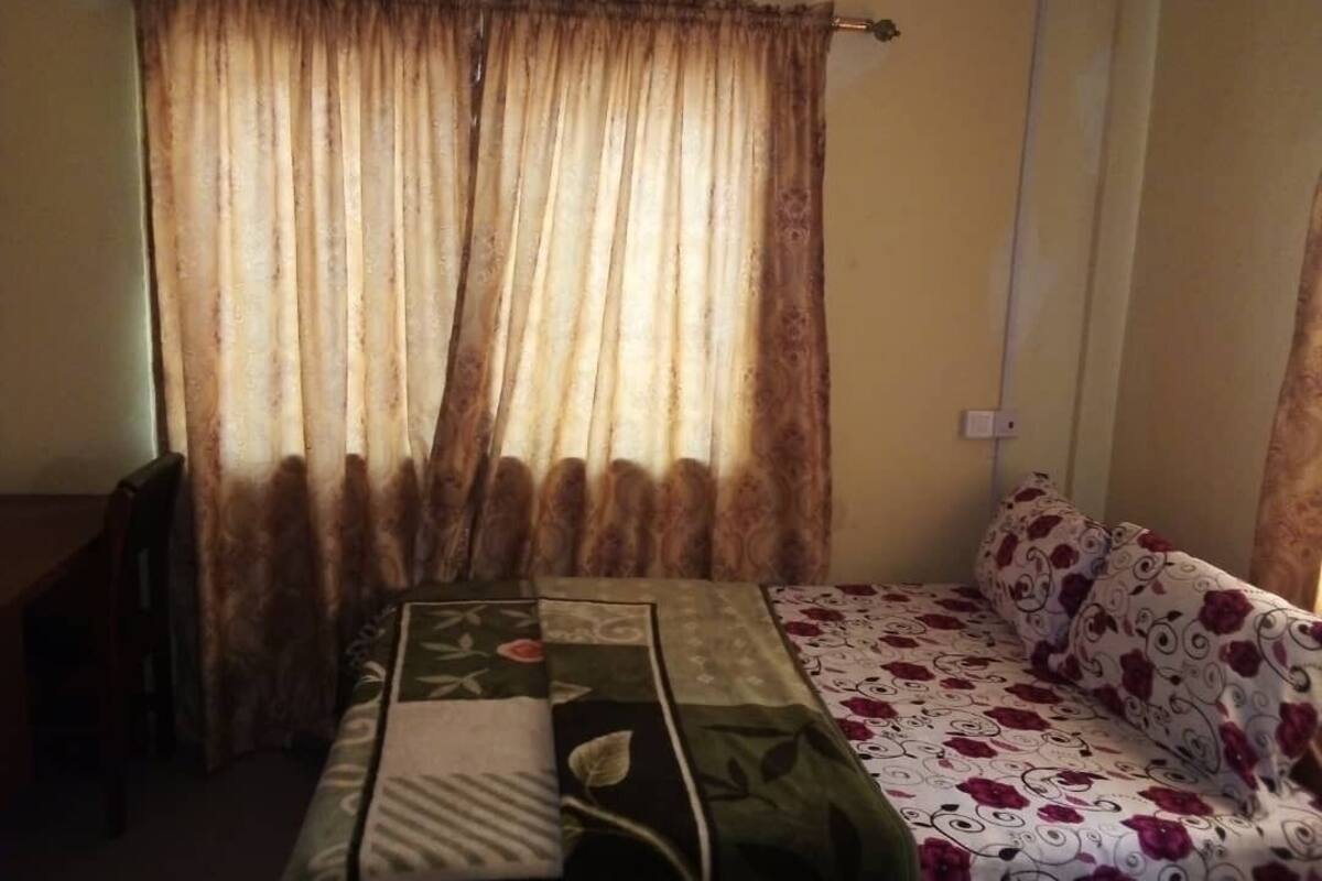 Quarto solteiro econômico | Wi-Fi de cortesia, roupa de cama