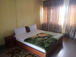 Quarto casal standard | Wi-Fi de cortesia, roupa de cama