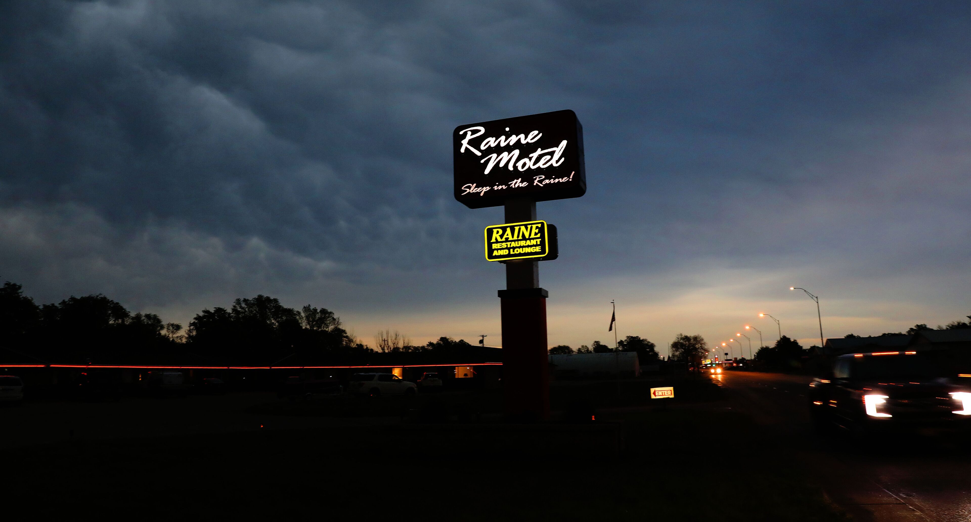 Señal del Motel Rain, con el letrero 'RAINFOREST' debajo.