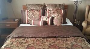 Individuell eingerichtet, Schreibtisch, Verdunkelungsvorhänge