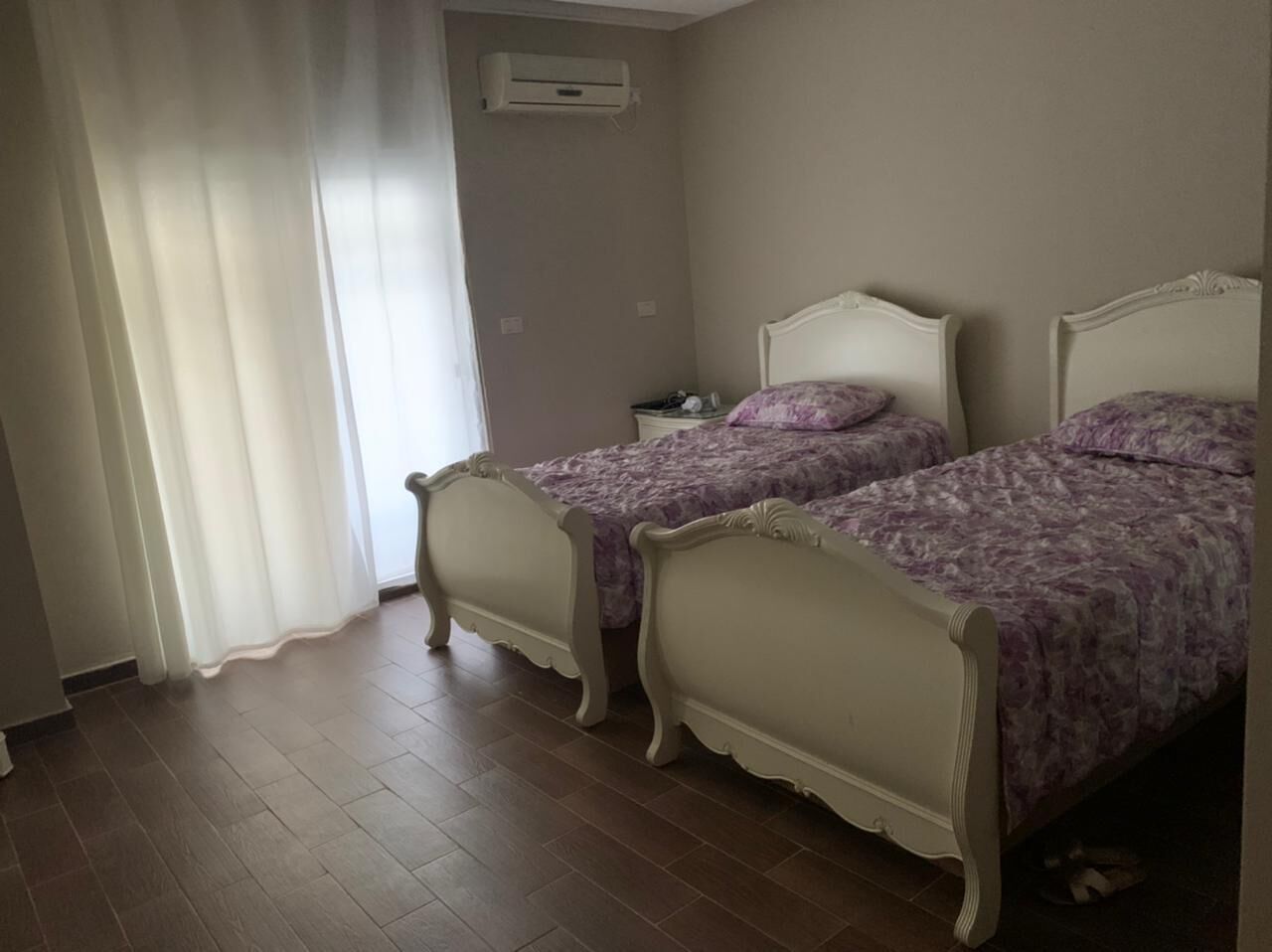 6 عدّة غرف نوم ومكواة/لوح كي وملاءات أسرّة