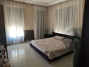 Tabla de planchar con plancha y ropa de cama