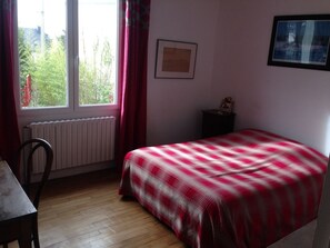 5 Schlafzimmer, Bügeleisen/Bügelbrett