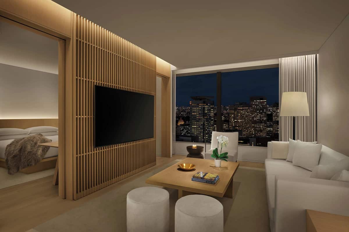 Suite, 1 cama King size, vista a la ciudad | 1 habitación, minibar y caja de seguridad en la habitación