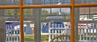 Squaw Lakefront Cottage minutes from Bank of NH Pavilion