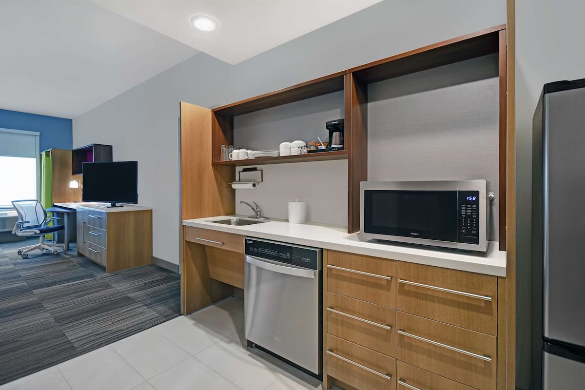 Studio, 1 Tempat Tidur King, akses difabel, bathtub | Tirai kedap cahaya, setrika/meja setrika, Wi-Fi gratis, dan seprai linen