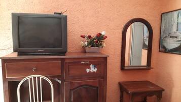 Standard Double Room with A/C | 10 habitaciones, espacio para trabajar con laptop y wifi gratis
