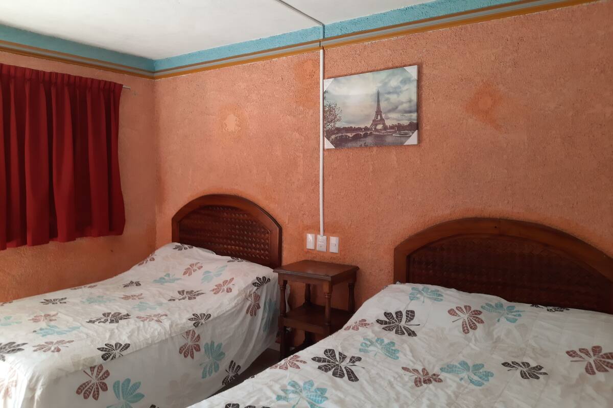 Standard Double Room with Fan | Espacio para trabajar con un portátil y wifi gratis