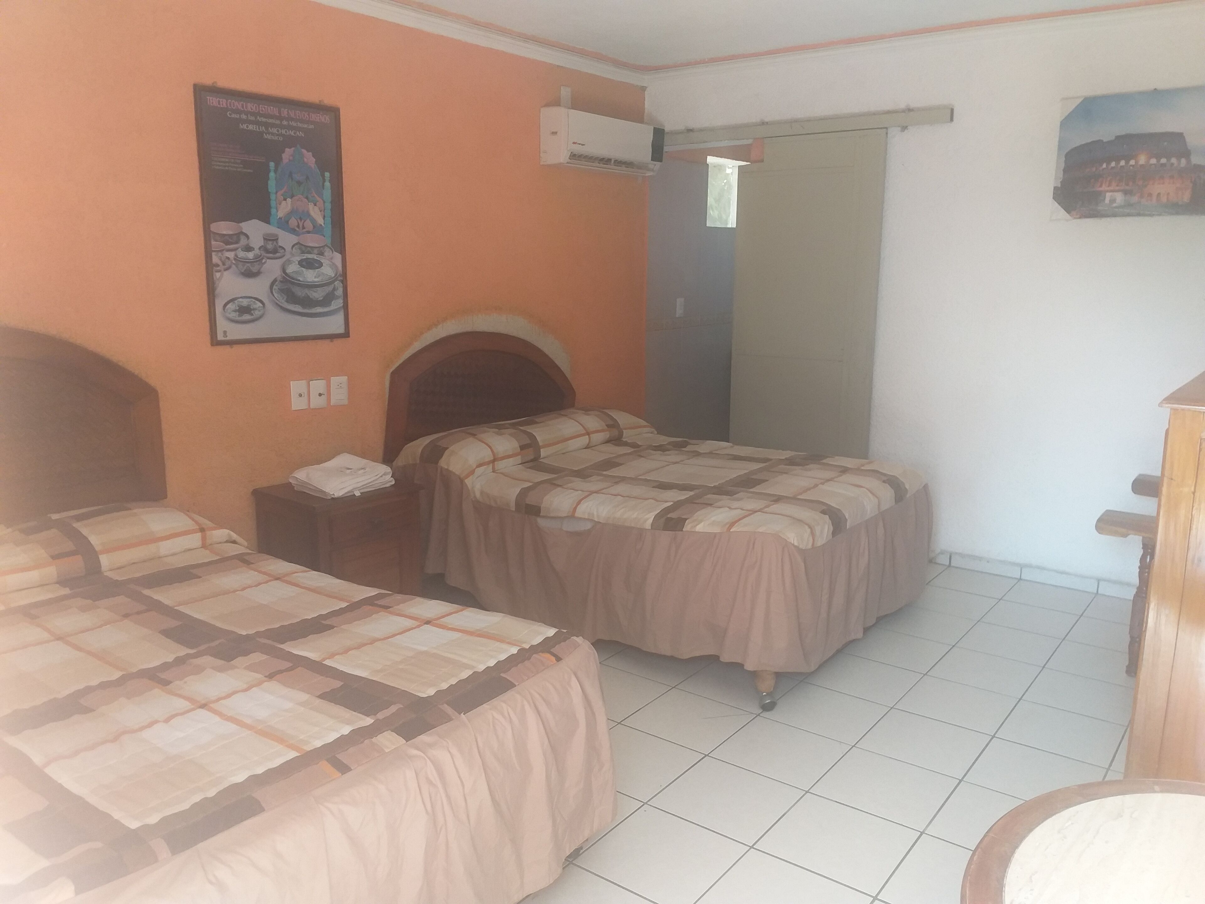 Standard Double Room with A/C | Espacio para trabajar con laptop y wifi gratis 