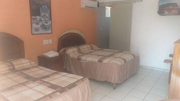 Standard Double Room with A/C | Espacio para trabajar con laptop y wifi gratis